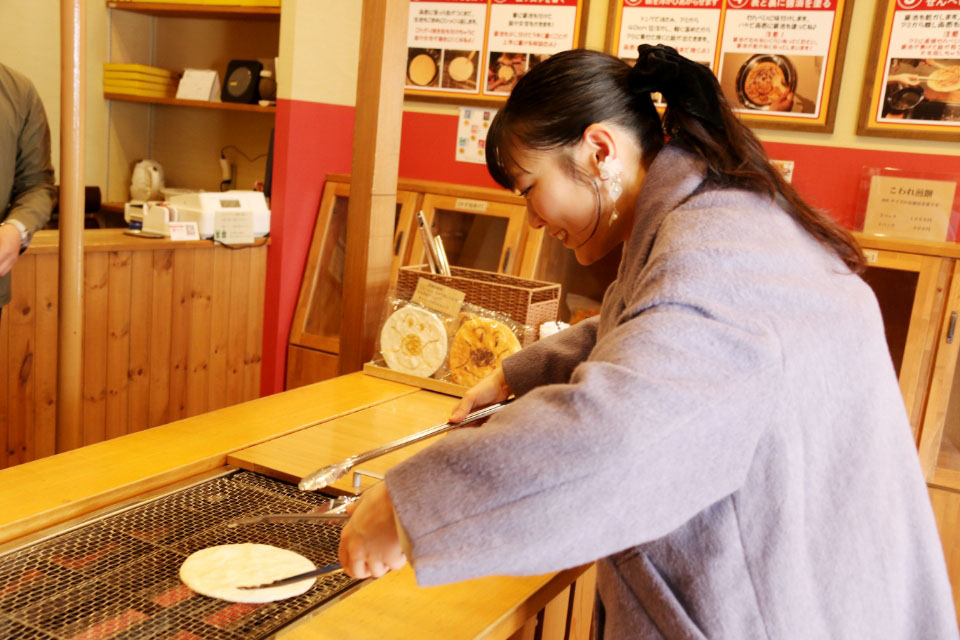 「米菓王国」新潟ならではの 煎餅の絵付け＆手焼き体験 月岡温泉街／新潟米菓 premium SENBEI 田 DEN